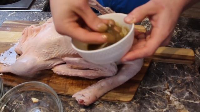 Простой рецепт гуся. Запекаем в духовке с яблоками и черносливом.