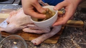 Простой рецепт гуся. Запекаем в духовке с яблоками и черносливом.