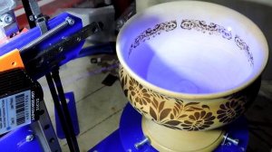 Выжигание внутри большой вазы с помощью карусельного лазерного выжигателя.