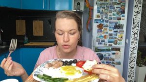 МУКБАНГ АППЕТИТНЫЙ ЗАВТРАК/ЯИЧНИЦА с СОСИСКАМИ/ОВОЩИ