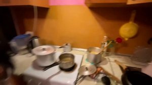 Filippina served dinner. Филиппинка приготовила ужин. Русский.