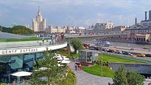 Москва, парк Зарядье, парящий мост над рекой со смотровой площадкой (03.08.2023)