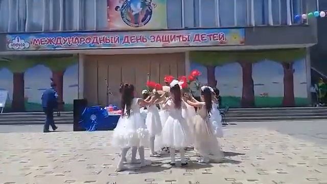 «Танец с цветами» исполняют девочки подготовительной группы на районном фестивале 2018 г. смотреть онлайн