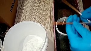 Морилка для окрашивания бумажных трубочек... Крашу трубочки из газет... Бумажная лоза.