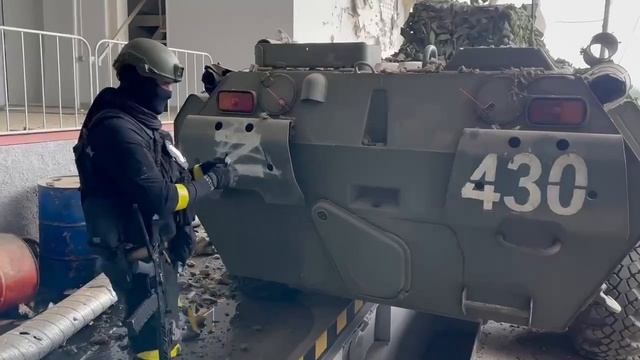 Боевики демонстрируют захваченный в ходе террористического рейда БТР-82