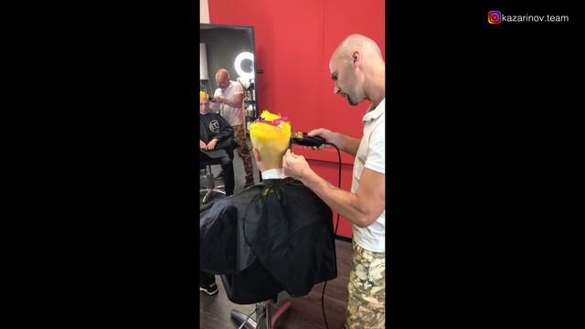 Cómo hacer un corte de pelo masculino | ДЕЛАЕМ МУЖСКУЮ СТРИЖКУ И ЦВЕТ для солиста NLO смотреть онлайн