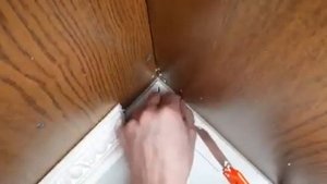 Как сделать ПРАВИЛЬНЫЙ ВНУТРЕННИЙ УГОЛ плинтуса или багета в домашних условиях без стусла      Qand