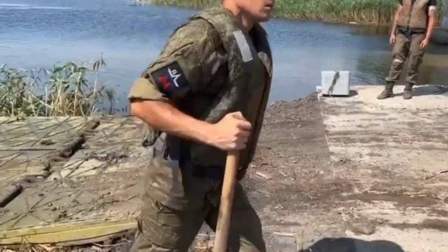 Работа паромной переправы рядом с Антоновским мостом.