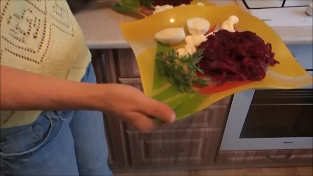 Салат из вареной свеклы. Проще не бывает. А вкусно то как! смотреть онлайн