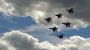 Высший пилотаж «Стрижей» над Кубинкой. В рамках форума "Армия 2015"