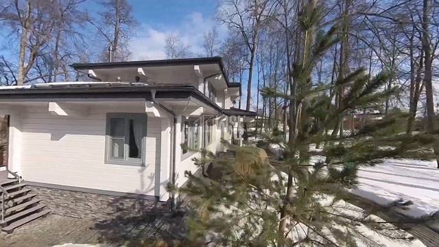 Одноэтажный дом и двухэтажная баня из клееного бруса на одном участке.