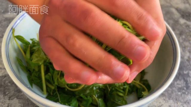 香椿酱，放1年不坏的做法，做好拌啥都好吃，一坛接一坛真香【阿胖面食】