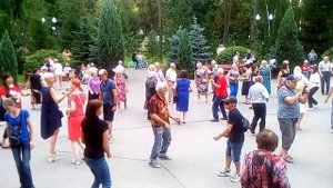 61. Dance dancing /танцевать танцы/ *Ты напевай ХАЙЯ* retro music /под ретро музыку/ в парке.
