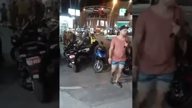 Тайланд полиция арестовала байк.(2) вешают цепь.