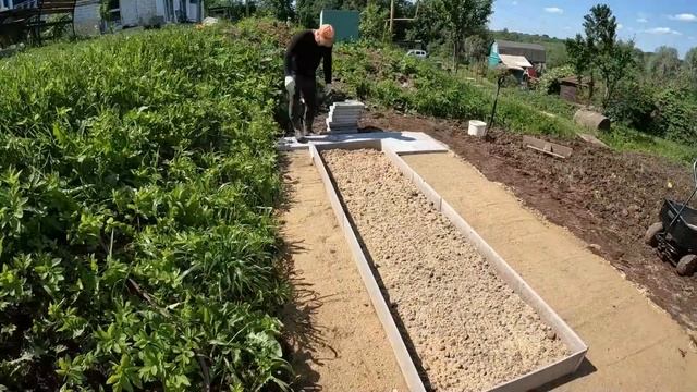 Строим бетонные тропинки на болоте для нового огорода