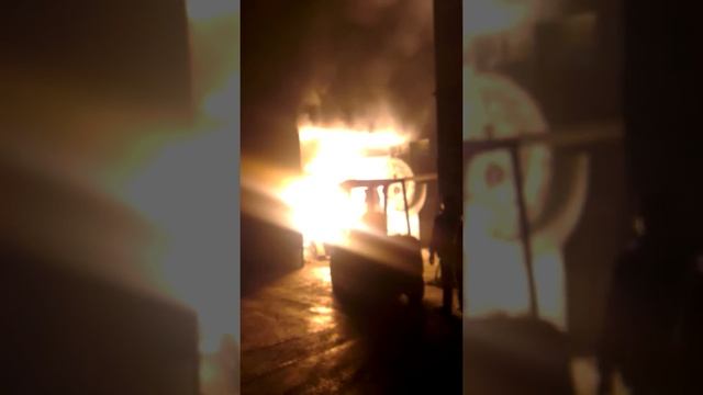 Процесс снятия алюминиевого шлака во время плавки смотреть онлайн