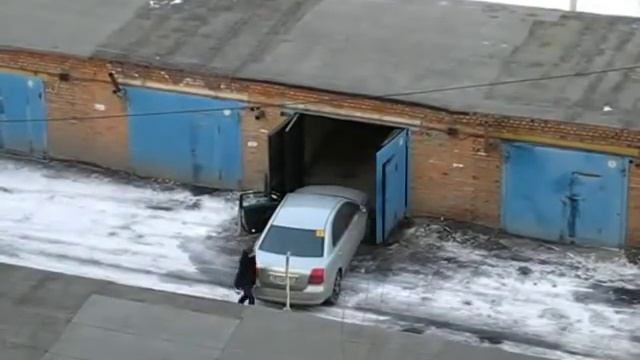 Девушка паркуется в гараж. Угар смотреть онлайн