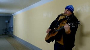 Уличный музыкант из Самары, который играет на гитаре и флейте одновременно!