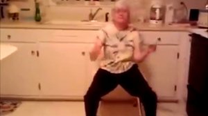 Бабуля классно танцует под музыку внучки!