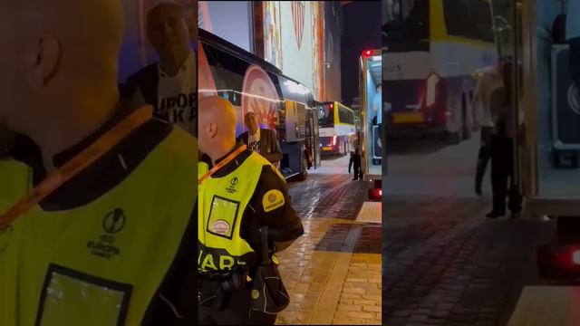 Frankfurt Europa League Helden Hinteregger, Kostic and Präsident Fischer am Mannschaftbus in Sevill смотреть онлайн