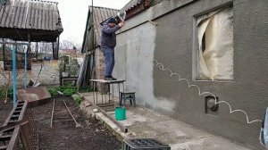 Работа штукатурным пистолетом.