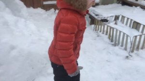 Горка и домик из снега😆