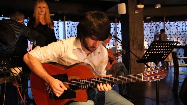 Рамазан Абдулганиев играет на гитаре. смотреть онлайн