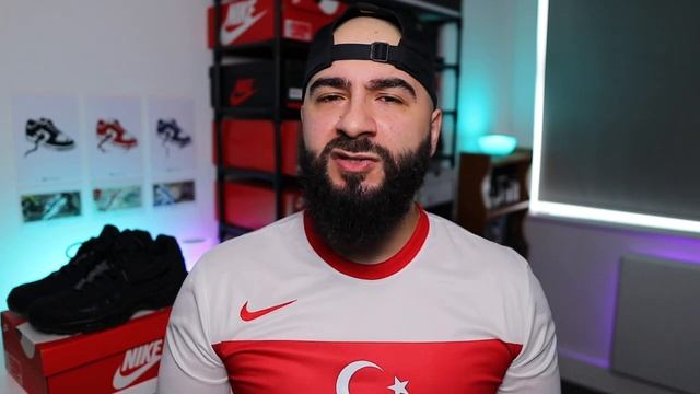 BEST ALL BLACK NIKE SNEAKERS? смотреть онлайн