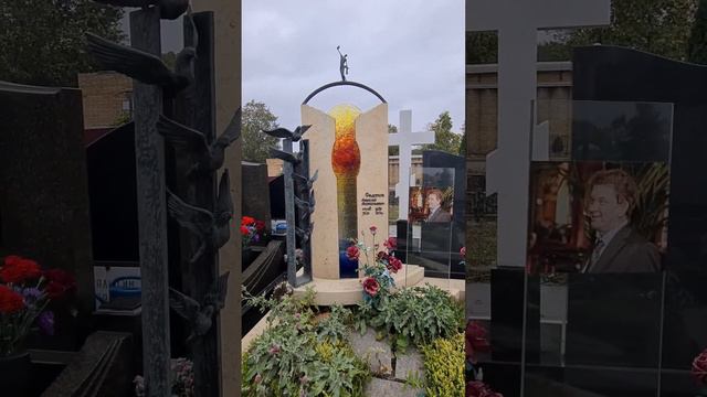 Красивый памятник со стеклом! Это шедевр! смотреть онлайн