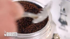 Приготовление кофе в гейзерной кофеварке Bialetti Moka Express