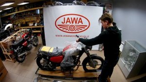 Unpacking a new JAWA 350 Scrambler motorcycle/ Распаковка нового мотоцикла Ява, серия 2 (5)