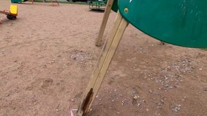 Демонтаж качели с детской площадки МКД.
