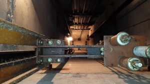 катаюсь на противовесе лифта(слабонервным не смотреть)