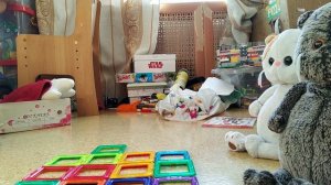 Басики играют в магнитный конструктор