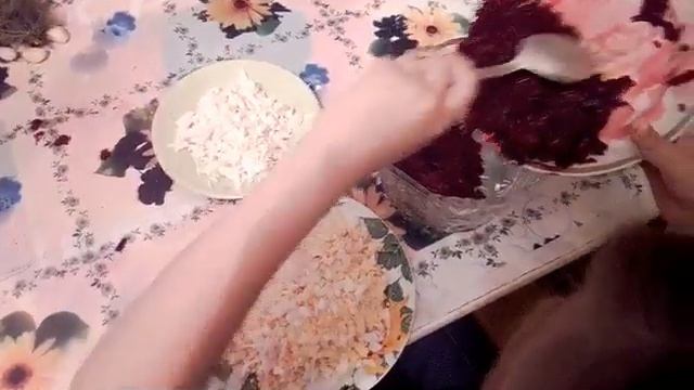 Салат из вареной свеклы с яйцом и плавленным сырком.