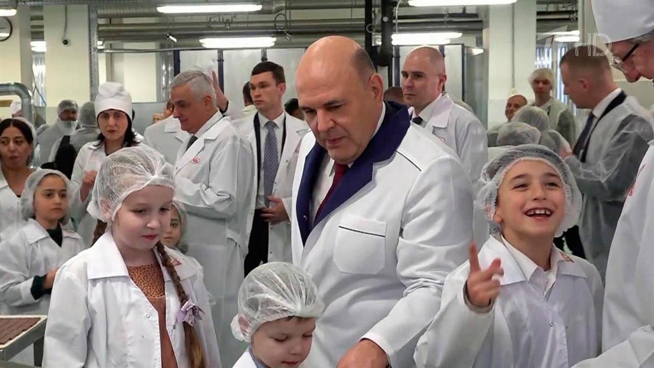 Девочка из Астрахани побывала на кондитерской фабрике, куда ее и детей из СНГ пригласил премьер
