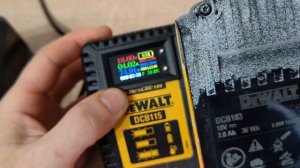 Замер ёмкость аккумулятора DeWALT.