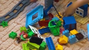 Собираем железную дорогу. Детский конструктор Лего. Грузовой терминал