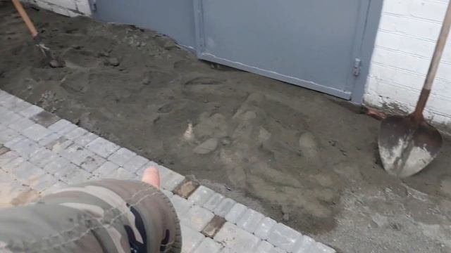 Укладка брусчатки,тротуарной плитки по технологии.Село Вербки.Старый город,два цвета.
