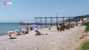 В Сочи туристы пожаловались на трактора, разъезжающие между загорающими на пляже