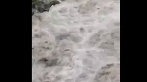 Из-за резкого уровня воды в реке течением унесло людей. Есть жертвы! Китай.