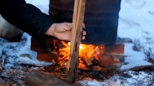 КАК ЛЕГКО ЗАКОПТИТЬ РЫБУ из ПОДРУЧНЫХ СРЕДСТВ | КОПТИЛЬНЯ из БОЧКИ смотреть онлайн