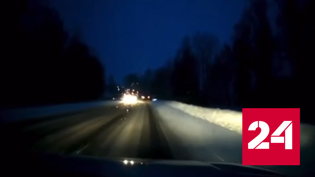 Под Смоленском грузовик снес с трассы встречный УАЗ - Россия 24