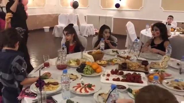 Ведущая раздаёт подарки гостям