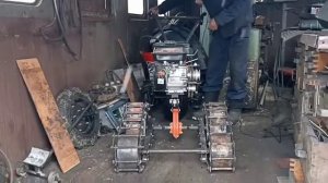Мотоблок на самодельных стальных гусеницах первые пробные метры .