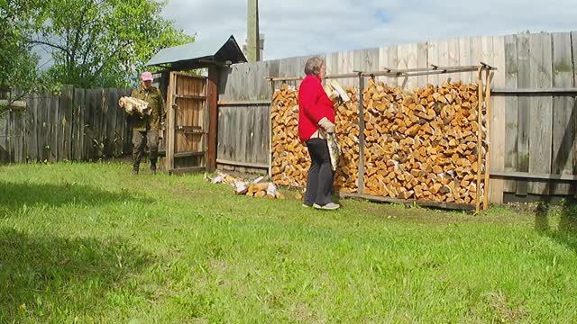В долине реки Брусянка заготавливают дрова