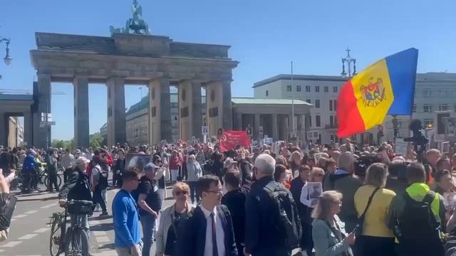 Согласитесь, это сильно! Русские в Германии празднуют День Победы. Свежие кадры из Берлина