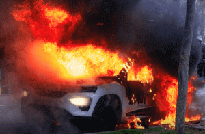 В Подмосковье прохожий спас ребенка из горящей машины