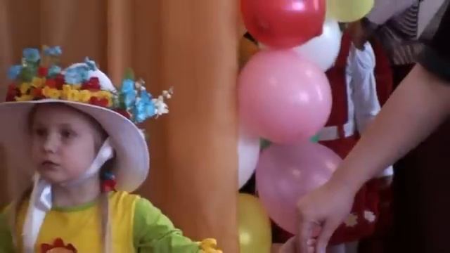 Саша_дефиле шляп_8 марта.mp4 смотреть онлайн