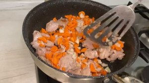 Картошка в горшочках с мясом и грибами.